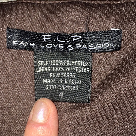 SOLD - beautiful flattering dress, size 4 see pics - Picture 7 of 11